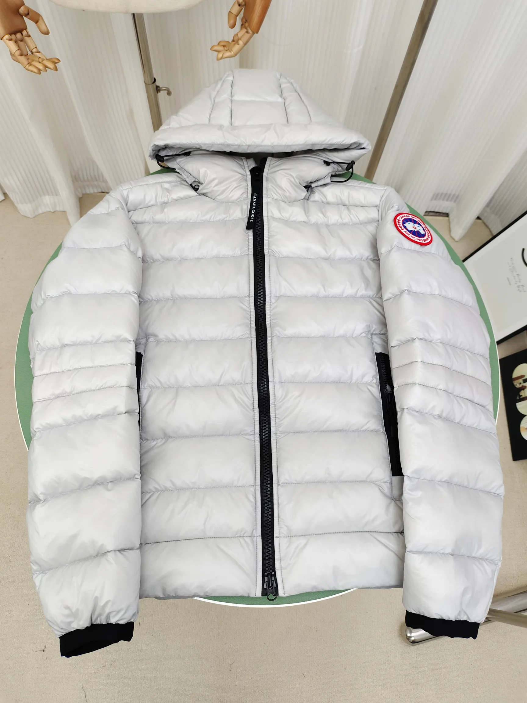 P840 𝘾𝘼𝙉𝘼𝘿𝘼 𝙂𝙊𝙊𝙎𝙀/Canada Goose 2227 thin and light model. It’s super lightweight and doesn’t feel any weight on your upper body at all! Show more temperament‼  Canada Goose, a Canadian brand, has always been recognized as the warmest down jacket. Various Instagram celebrities, Internet celebrities, and celebrities often wear it for street photos. I make Canada Goose every year, but I still can’t get rid of my love for the goose. No matter how cold the winter is, there is no need to be afraid. Canada Goose is the legendary warmest down jacket and is known as a must-have for Arctic outdoor sports! The most popular down jacket in the world, celebrities are rushing to buy it, it is a must-have! Code number: XS-2XL Color: silver gray (red label) silver gray (black label), black (red label), black (black label), dark blue